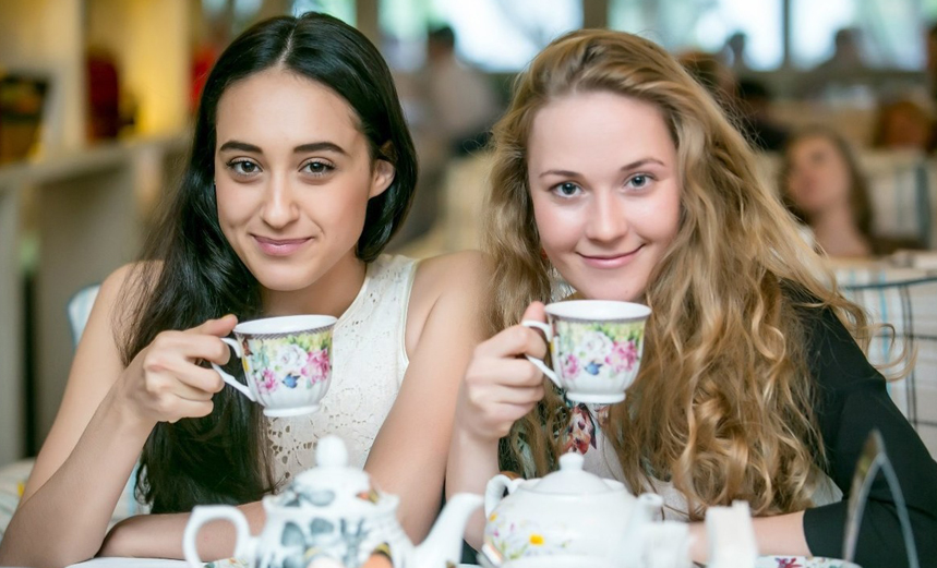 Пила вино и хохотала. Красное