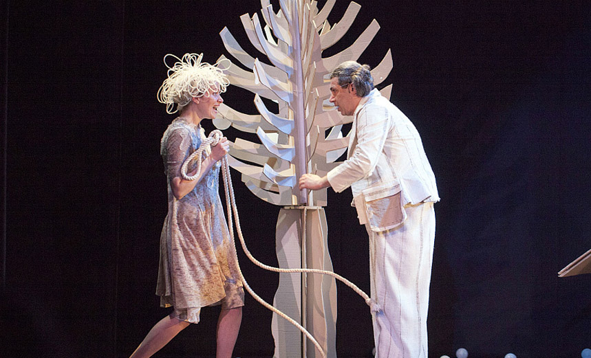 Картонный человечек и Мотылек