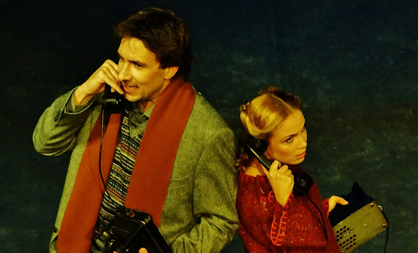 Двое на качелях