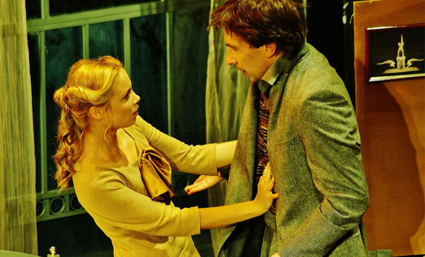 Двое на качелях