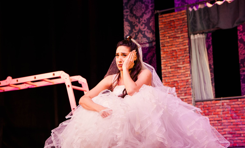 Пила вино и хохотала. Белое