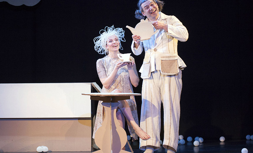 Картонный человечек и Мотылек