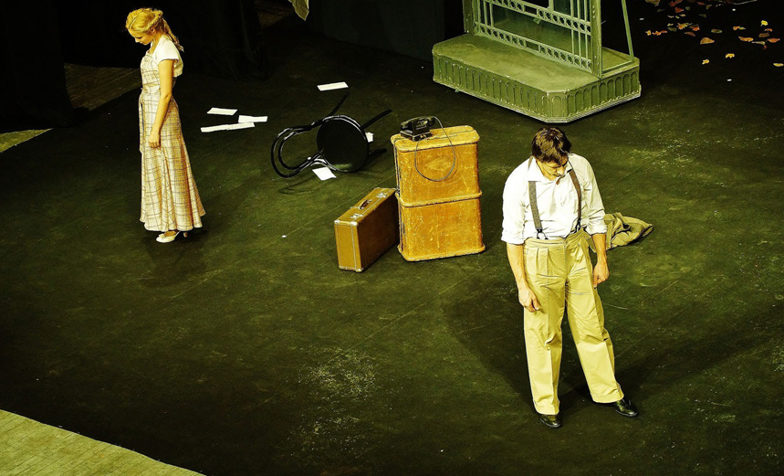 Двое на качелях