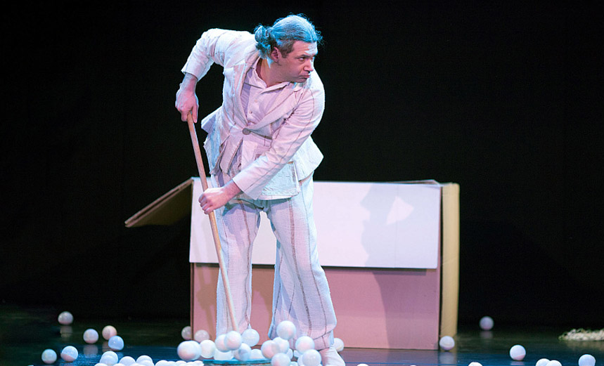 Картонный человечек и Мотылек