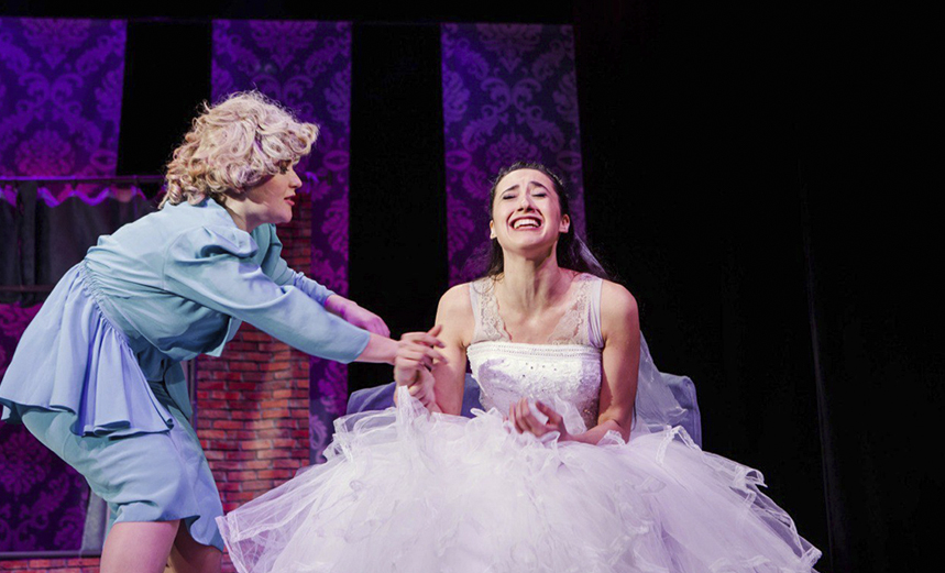 Пила вино и хохотала. Белое