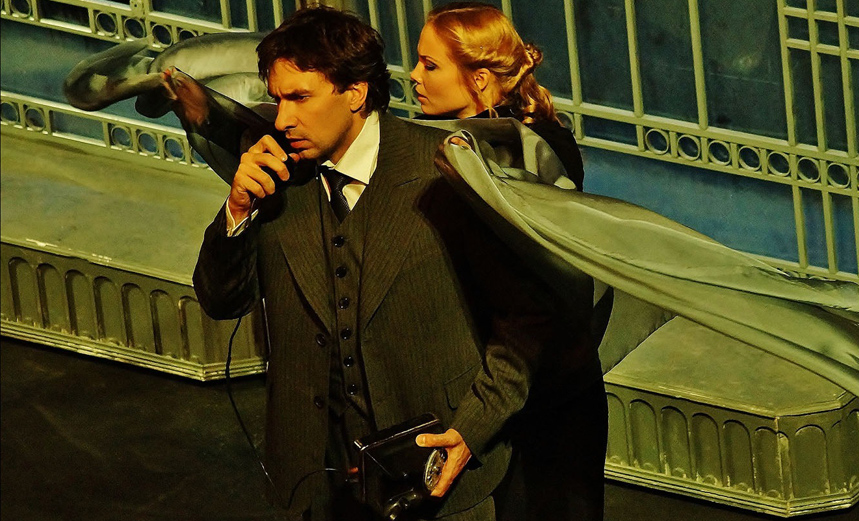 Двое на качелях