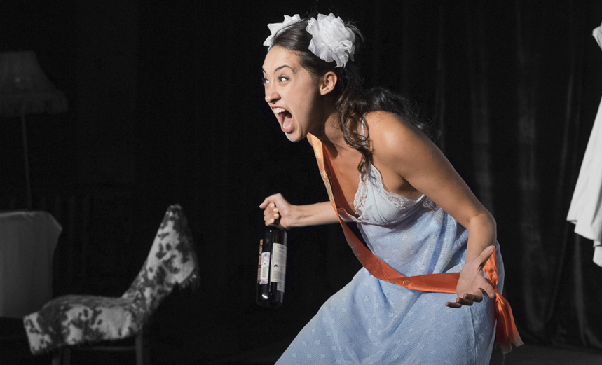 Пила вино и хохотала. Красное